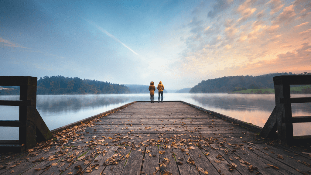 Hier en nu bij een meer. mindfulness voor beginners